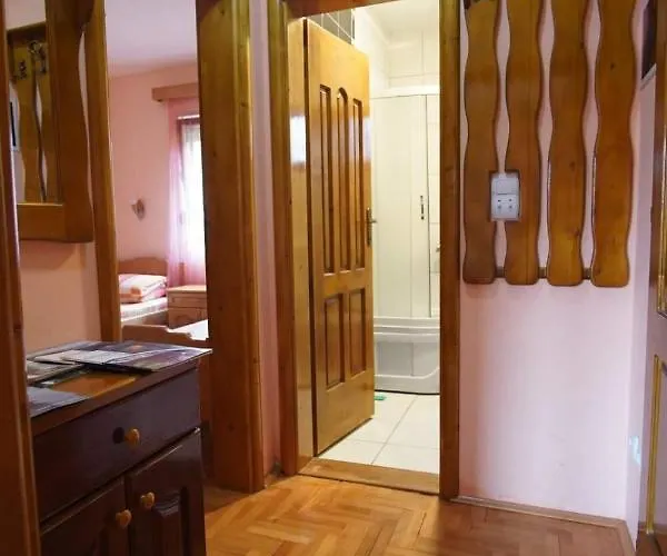 Tara Malesevic - 1 *