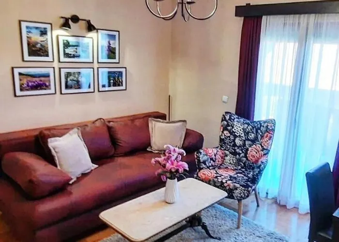 Tara Malesevic - 1 Apartment *